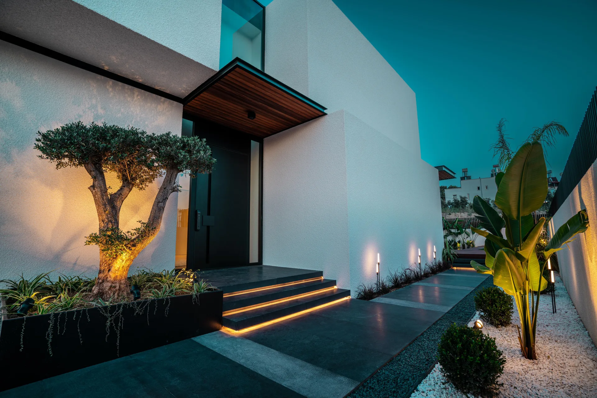 Casa Blanco - Aydınlatılmış giriş cephesi